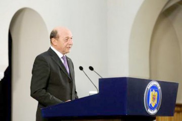 Băsescu: Îl rog pe Ponta să formeze un guvern din care să lipsească